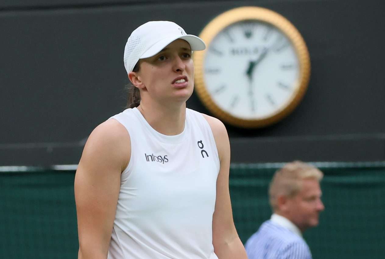 Iga Swiatek pettyneenä Wimbledonissa 2024 (Kuva: AOP)